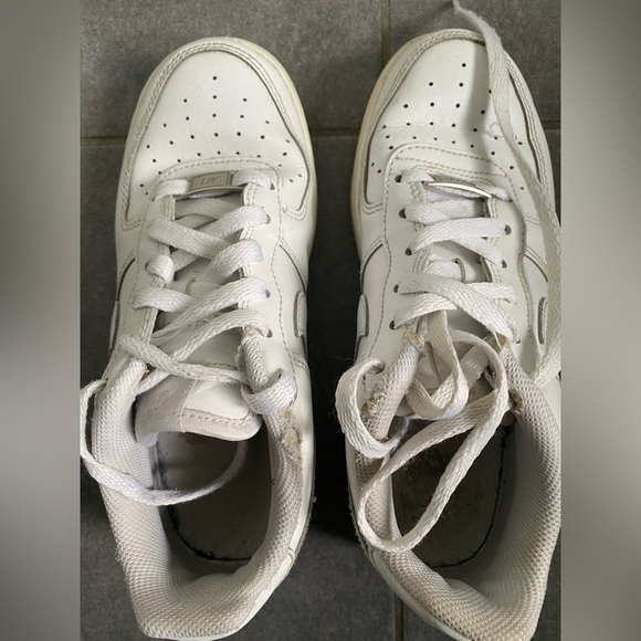 White Classic Nike Air Forces - Decent condition - Size 4Y - Picture 3 of 5